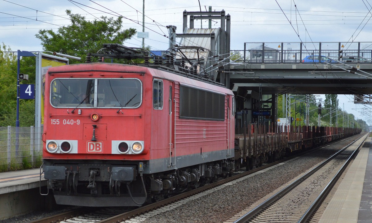 155 040-9 mit einem Gannzug Drehgestell-Flachwagen (leer) am 16.06.15 Durchfahrt Bhf. Berlin-Hohenschönhausen.