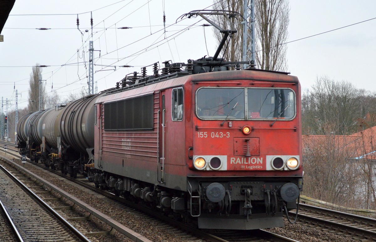 155 043-3 mit vier Kesselwagen am 28.01.15 Berlin-Karow. 