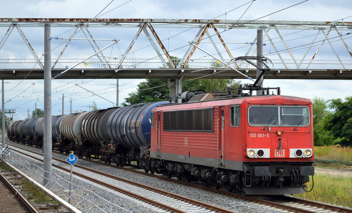 155 061-5 mit einem Kesselwagenzug am 03.08.16 Berlin-Schöneweide. 