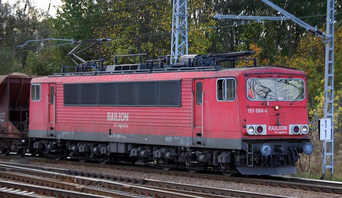 155 066-4 mit Ganzzug Sch�ttgutwagen Richtung Industrie�bergabegebiet Berlin Nordost in Marzahn, 29.10.13 Berlin Springpfuhl. 