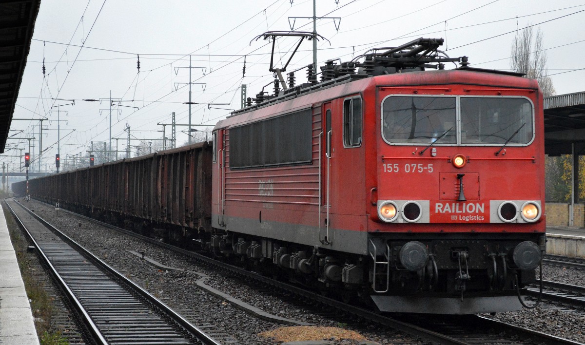 155 075-5 mit einem Kohlezug am 19.11.14 Durchfahrt Bhf. Flughafen Berlin-Schönefeld.