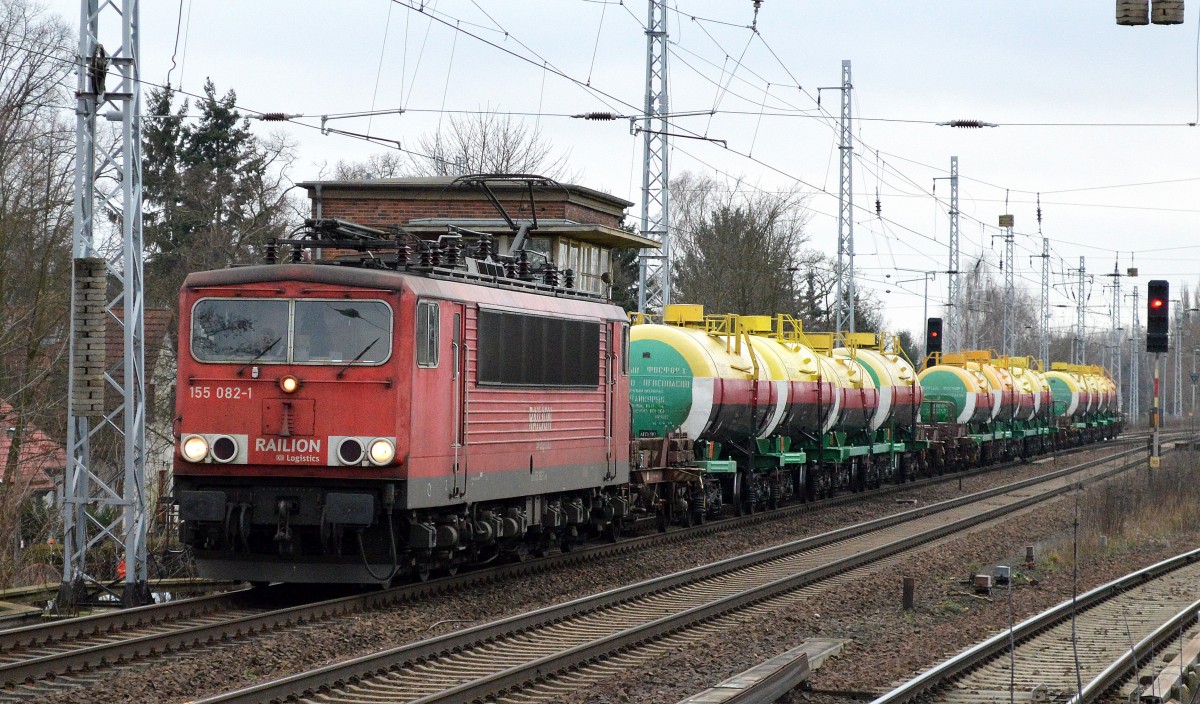 155 082-1 mit den farbigen kasachischen Kesselwagen für Phosphor-Transporte auf dem Weg nach Mukran, 02.02.15 Berlin-Karow.