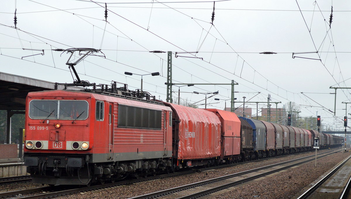 155 099-5 mit gemischtem Güterzug am 14.04.16 Bf. Flughafen Berlin-Schönefeld.