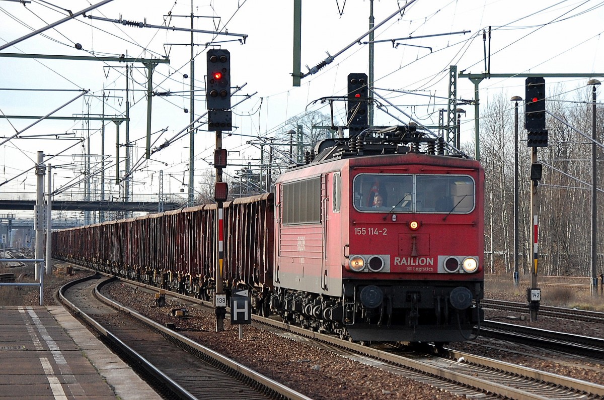 155 114-2 mit Ganzzug offener Güterwagen am 17.12.13 Bhf. Flughafen Berlin-Schönefeld.