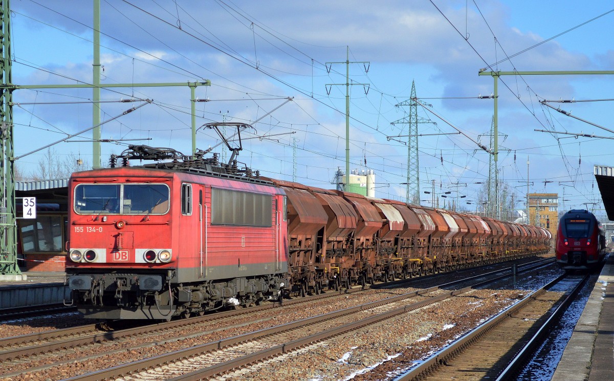 155 134-0 mit Ganzzug gedeckter Schüttgutwagen am 05.02.15 Durchfahrt Bhf. Flughafen Berlin-Schönefeld.