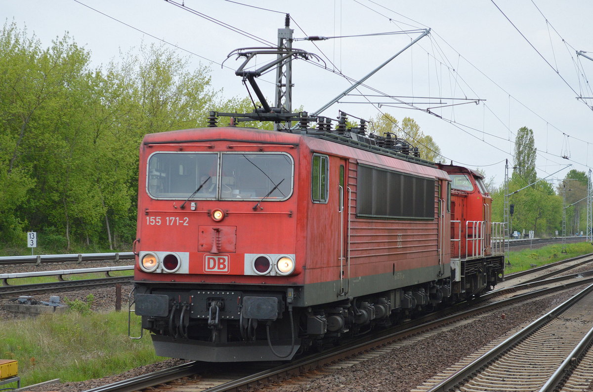 155 171-2 mit 298 336-9 am Haken am 03.05.17 Bf. Berlin-Hohenschönhausen. 