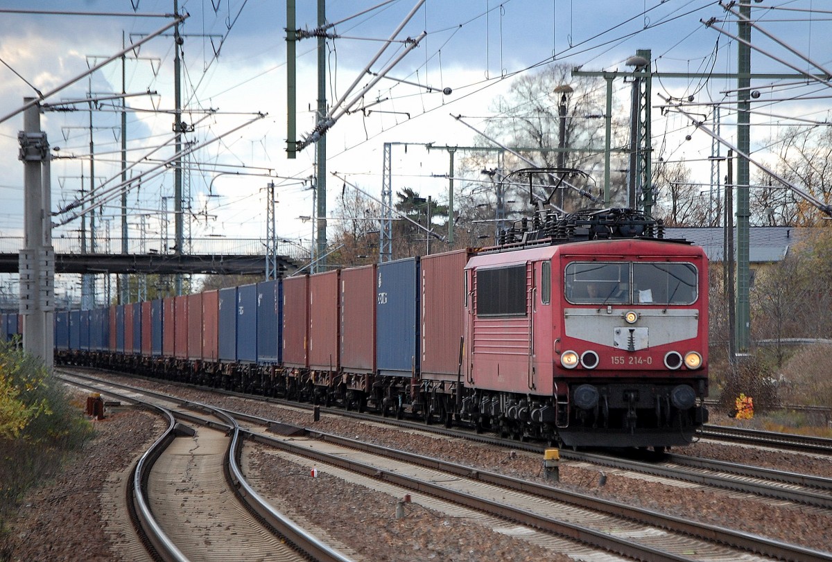 155 214-0 mit Containerzug f�hrt zum Personalwechsel im Bhf. Flughafen Berlin-Sch�nefeld ein, 09.11.13