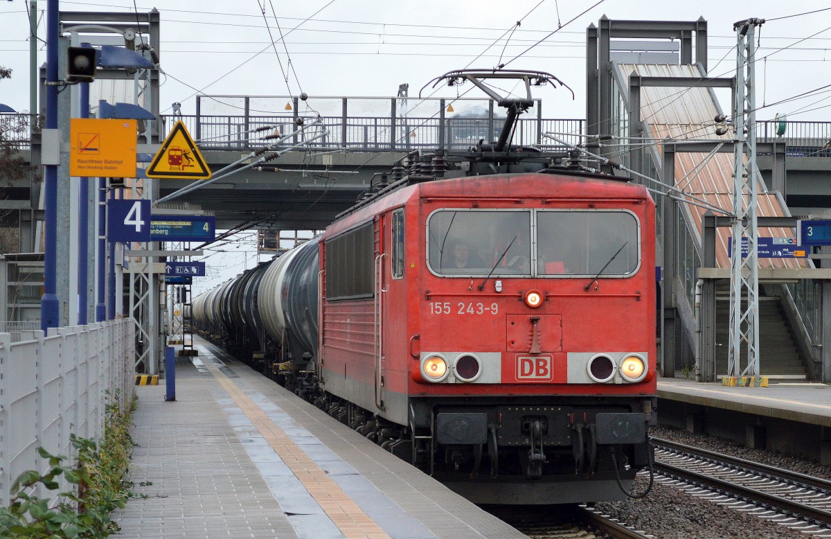 155 243-9 mit Kesselwagenzug am 17.12.15 Berlin-Hohenschönhausen.