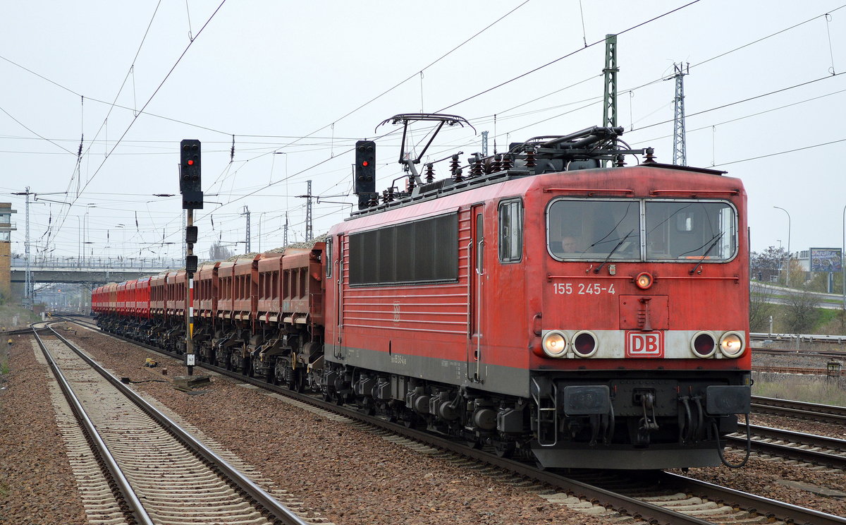 155 245-4 mit Ganzzug Schüttgutkippwagen am 12.04.16 Durchfahrt Bhf. Flughafen Berlin-Schönefeld.