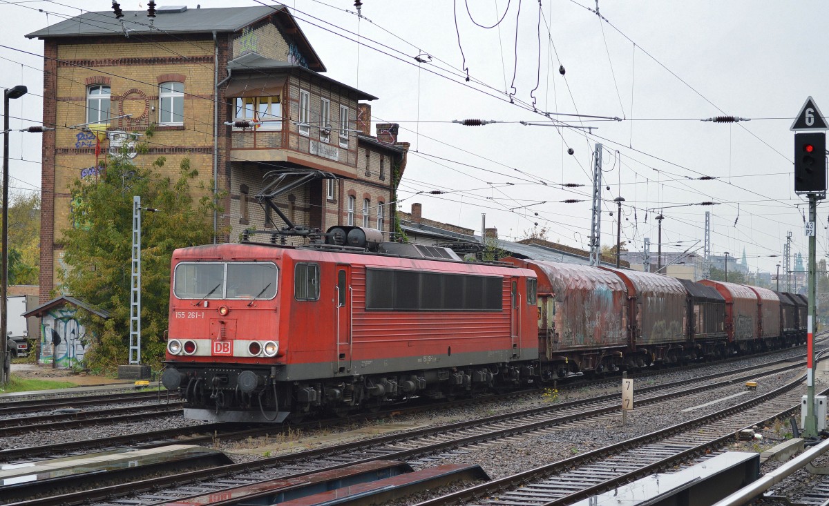 155 261-1 mit einem kurzen Güterzug für Stahlcoils am 16.10.14 Gbf. Berlin-Greifswalder Richtung Berlin-Lichtenberg.