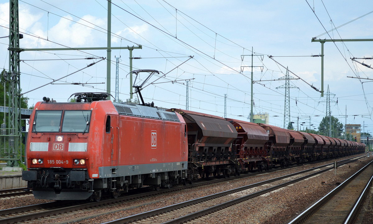 185 004-9 mit einem Zug Schwenkdach-Schüttgutwagen beim Kurzhalt mit Personalwechsel im Bf. Flughafen Berlin-Schönefeld, 13.07.16