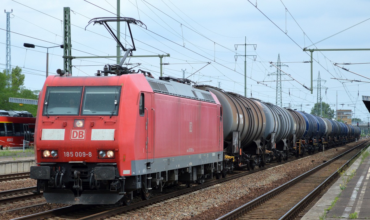 185 009-8 mit einem relativ kurzen Kesselwagenzug am 18.07.15 Bhf. Flughafen Berlin-Schönefeld. 