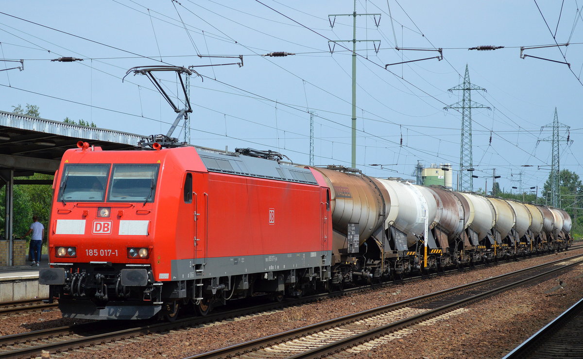 185 017-1 mit einem Knickkesselwagenzug (Kreideschlamm) am 22.07.17 Bf. Flughafen Berlin-Schönefeld.