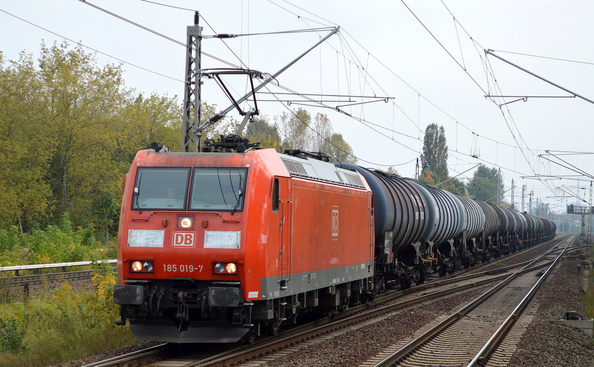 185 019-7 mit Kesselwagenzug (leer) Richtung Stendell am 27.09.17 Berlin-Hohenschönhausen.