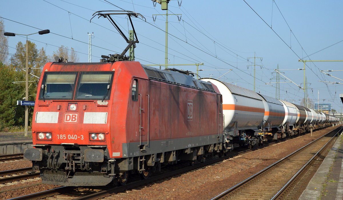 185 040-3 mit Ganzzug Gasdruckkesselwagen (Propen) am 16.10.17 Bf. Flughafen Berlin-Schönefeld.