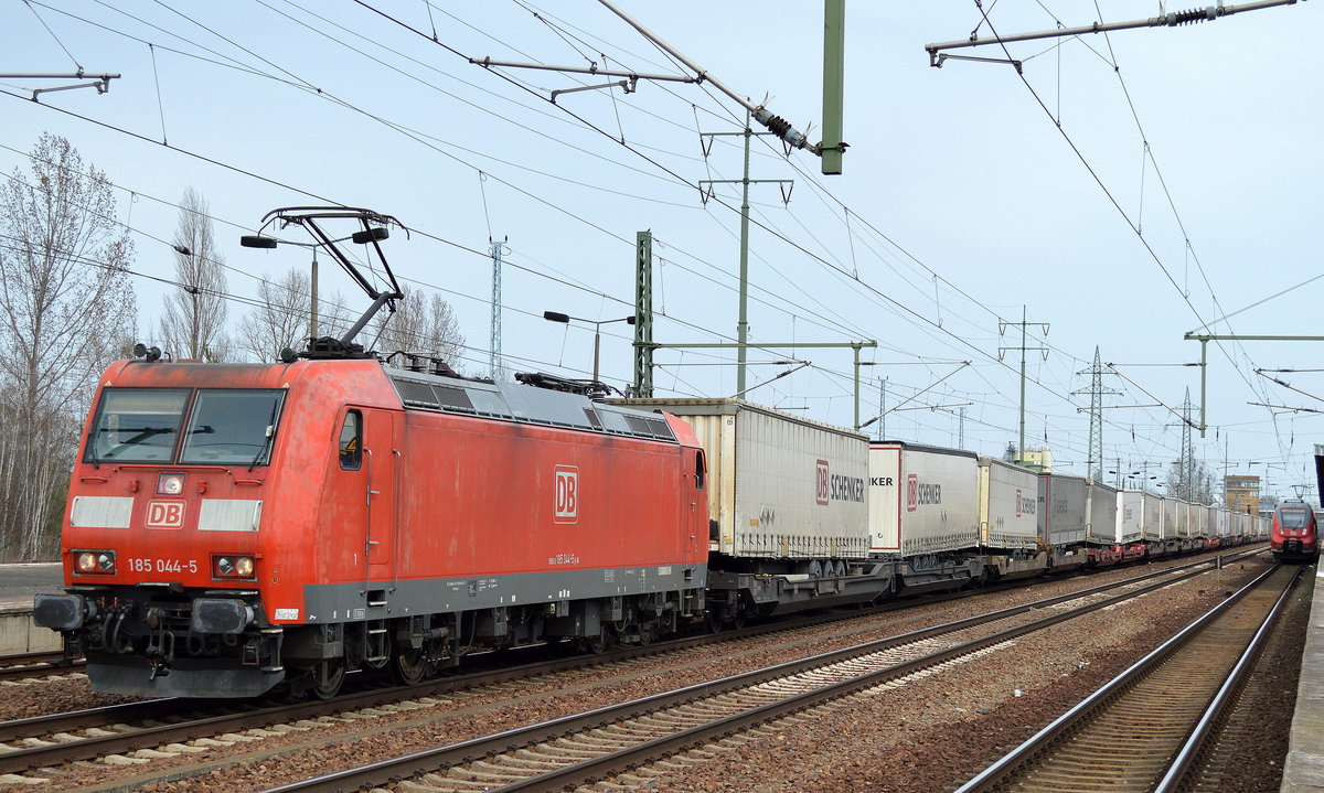 185 044-5 mit KLV-Zug am 03.04.16 Bhf. Flughafen Berlin-Schönefeld.