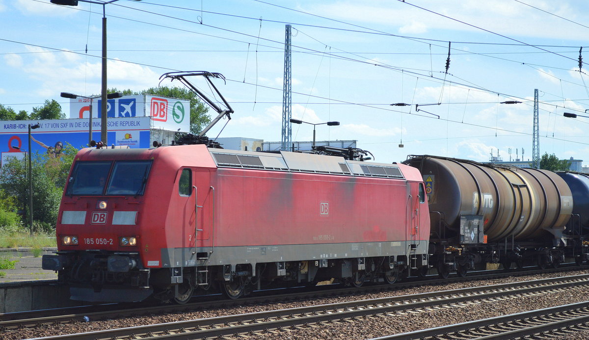 185 050-2 mit Kesselwagenzug (leer) nach Personalwechsel im Bf. Flughafen Berlin-Schönefeld.
