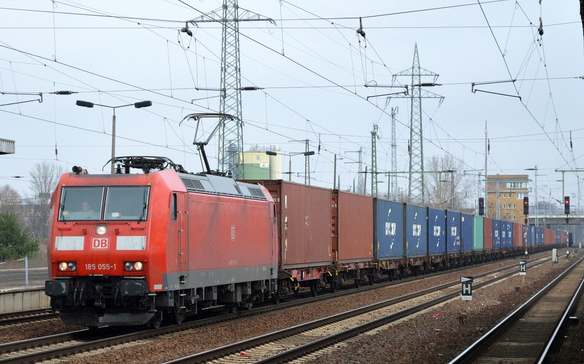 185 055-1 mit Containerzug am 23.11.15 Bhf. Flughafen Berlin-Schönefeld.