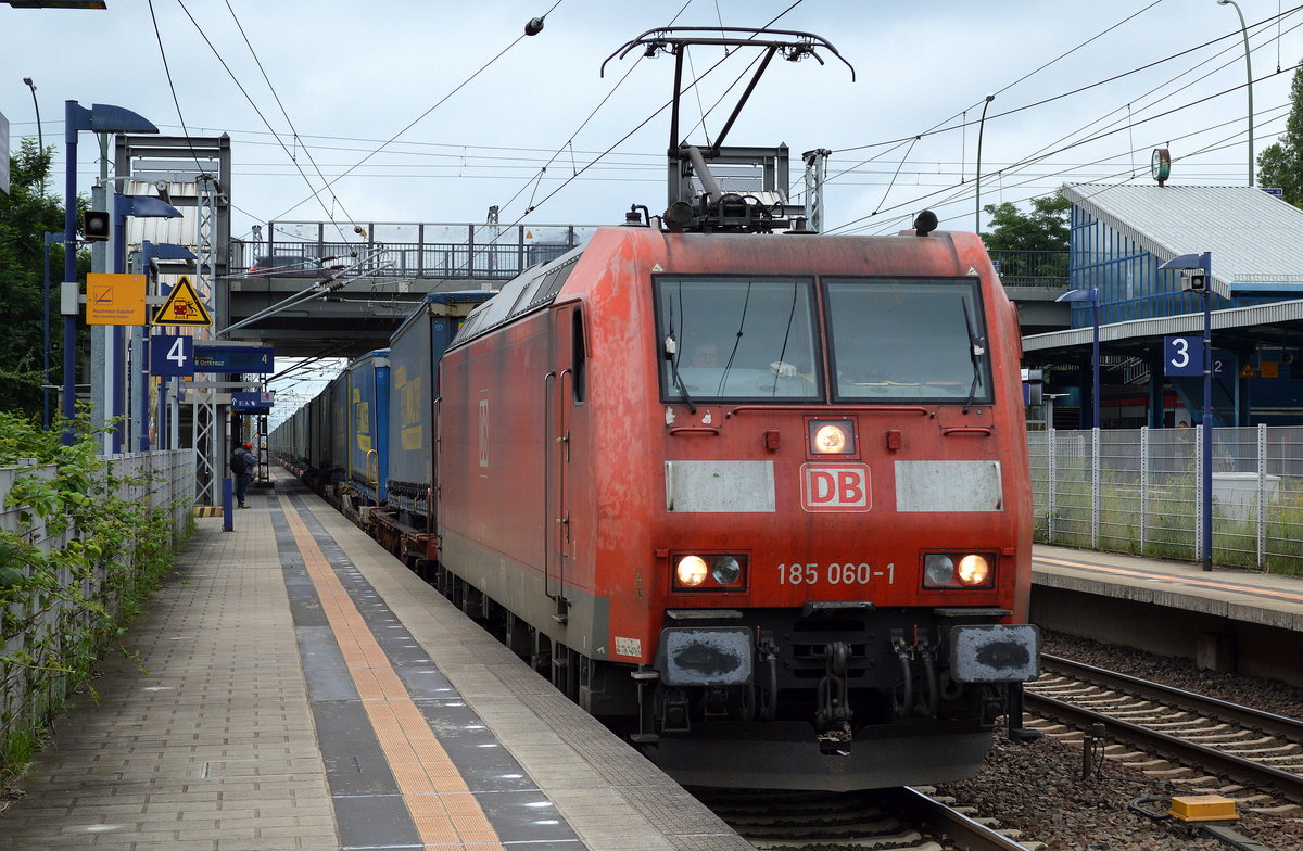 185 060-1 mit KLV-Zug (LKW WALTER Trailer) am 27.07.17 Bf. Berlin-Hohenschönhausen.
