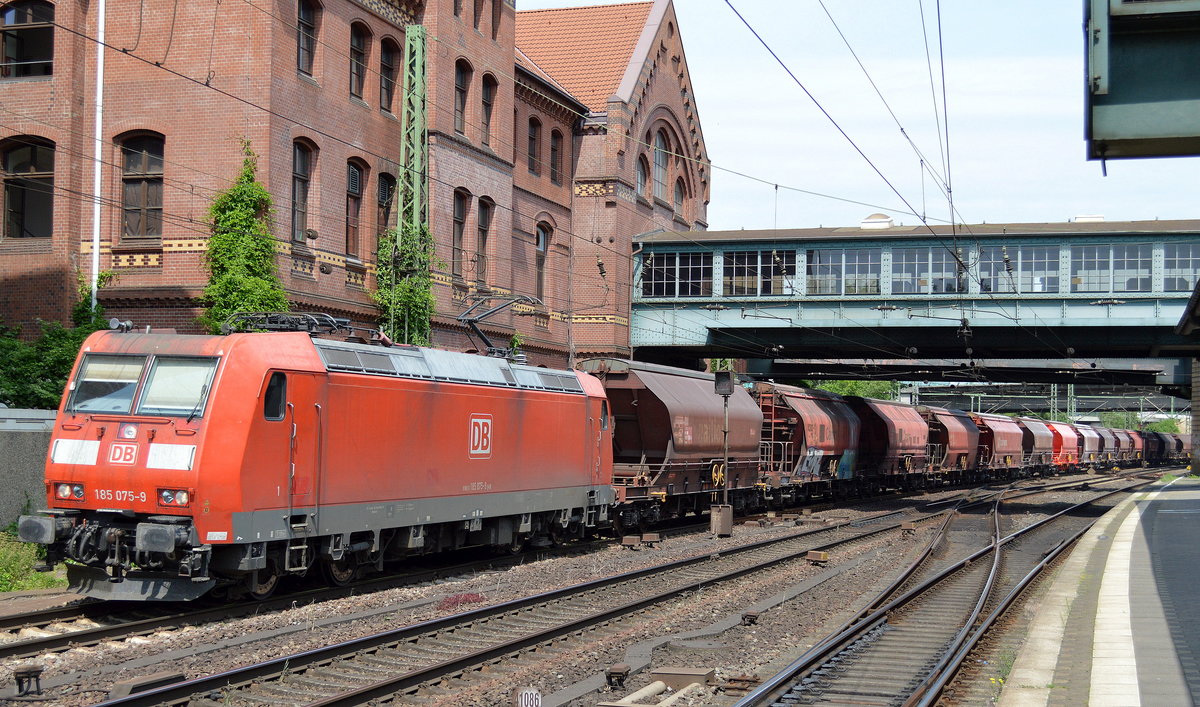185 075-9 mit einem langen Kali-Salz Transportzug am 20.06.17 Bf. Hamburg-Harburg.