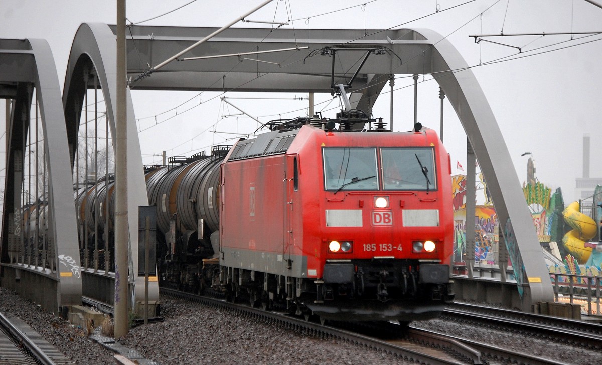 185 153-4 mit Kesselwagenzug Richtung Berliner Innenstadt am 10.12.13 Berlin-Pankow.