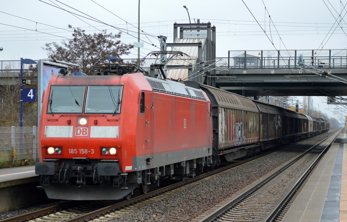 185 158-3 mit einem gemischten Güterzug am 11.11.15 Berlin-Hohenschönhausen.