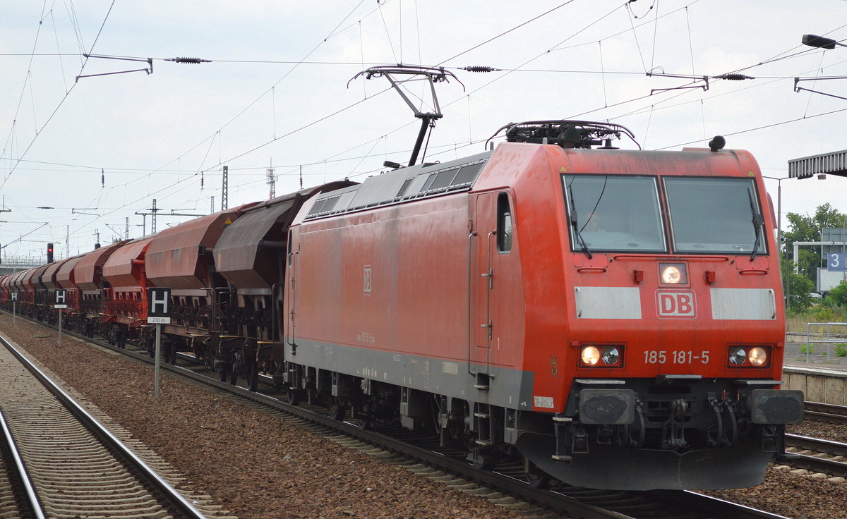 185 181-5 mit einem Ganzzug gedeckter Schüttgutwagen am 29.07.16 Bf. Flughafen Berlin-Schönefeld.