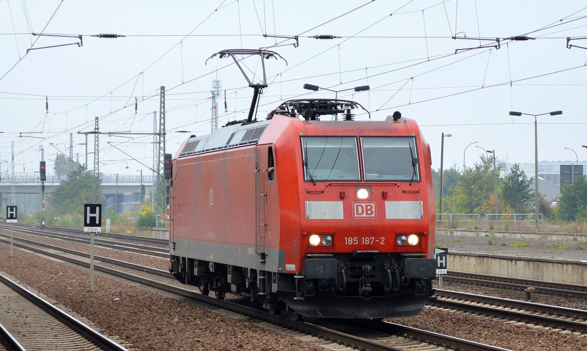 185 187-2 am 07.10.15 auf der Rückfahrt leer nachdem er in Schönfeld einen Kerosin-Tankzug abgeliefert hat, Bhf. Flughafen Berlin-Schönefeld. 