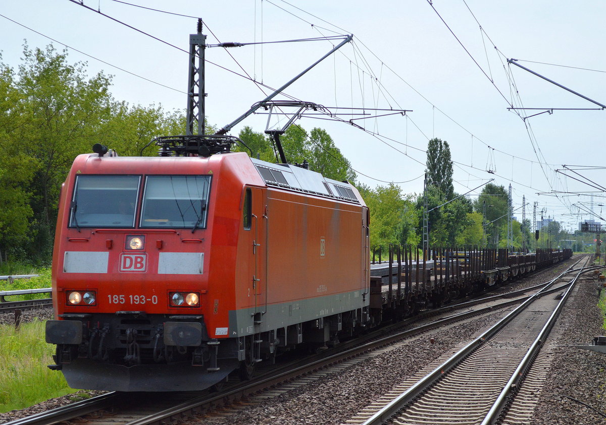 185 193-0 mit einem Güterzug mit Stahlbrammen am 27.06.17 Bf. Berlin-Hohenschönhausen.