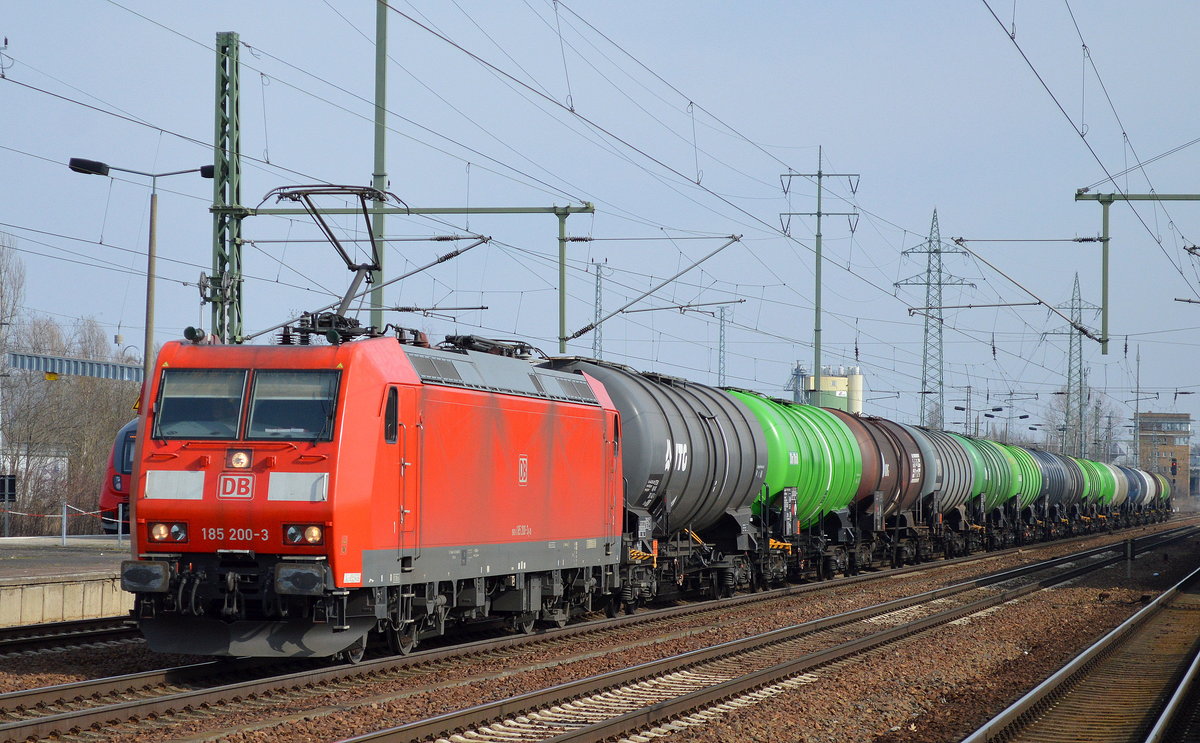 185 200-3 mit Kesselwagenzug (Benzin) am 13.03.17 Durchfahrt Bf. Flughafen Berlin-Schönefeld.