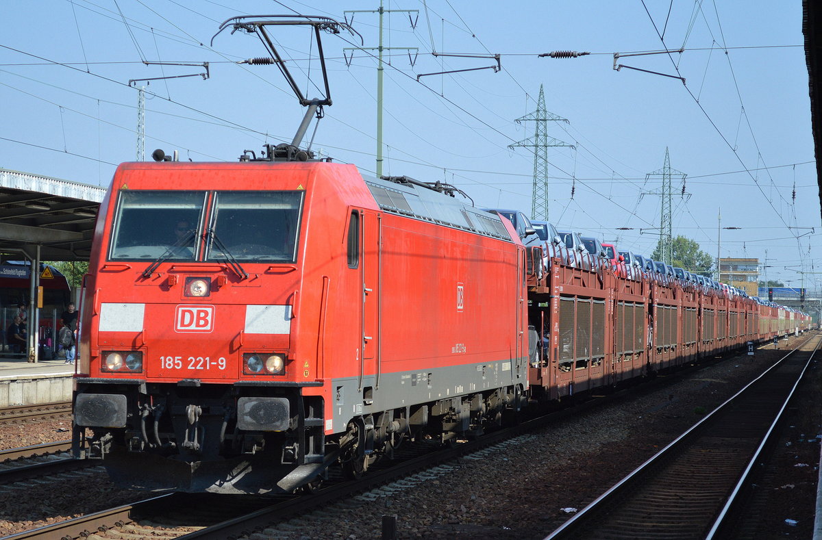 185 221-9 mit PKW-Transportzug am 14.09.16 Bf. Flughafen Berlin-Schönefeld.