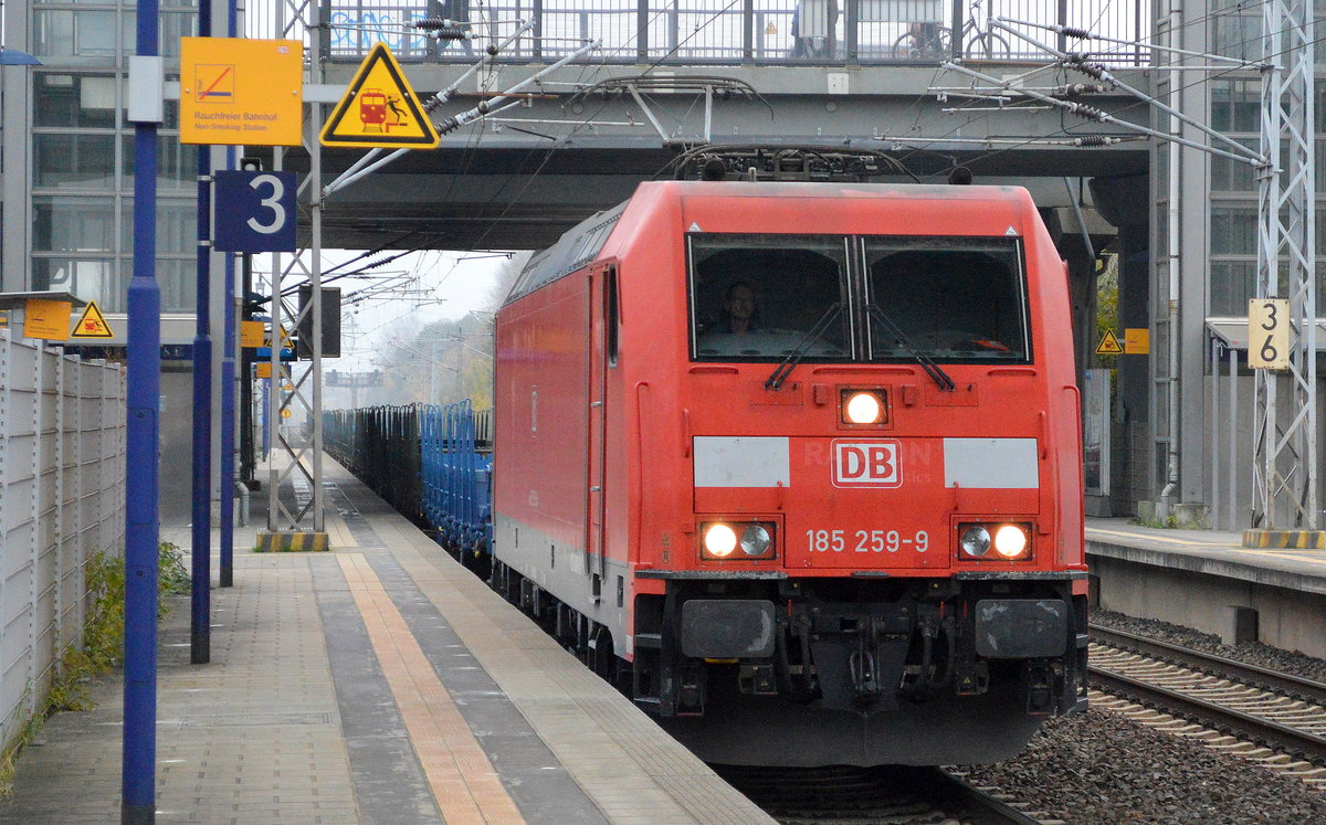 185 259-9 mit einem Zug Drehgestell-Flachwagen (Stahlprodukte) am 09.11.17 Bf. Berlin-Hohenschönhausen.