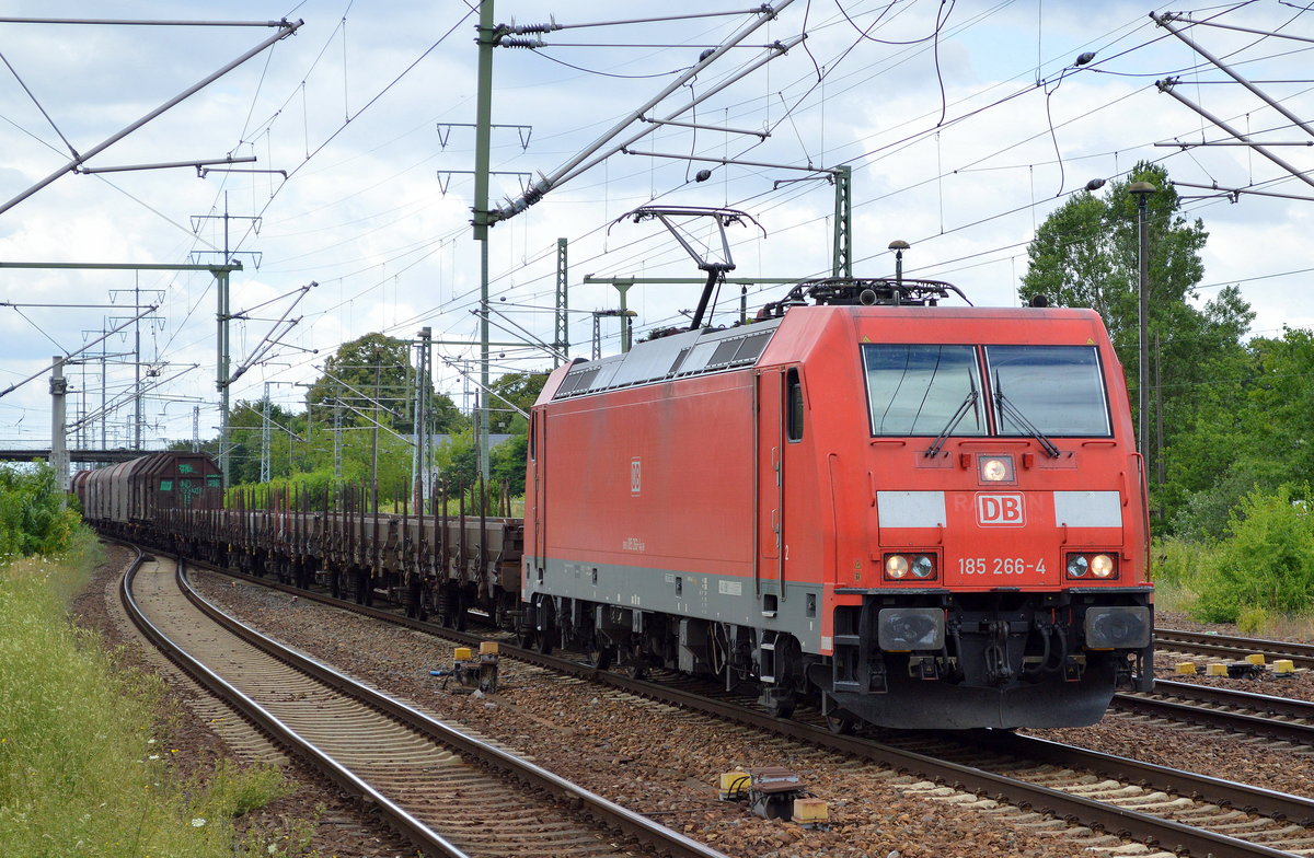 185 266-4 mit gemischtem Güterzug am 06.07.16 Bf. Fughafen Berlin Schönefeld.