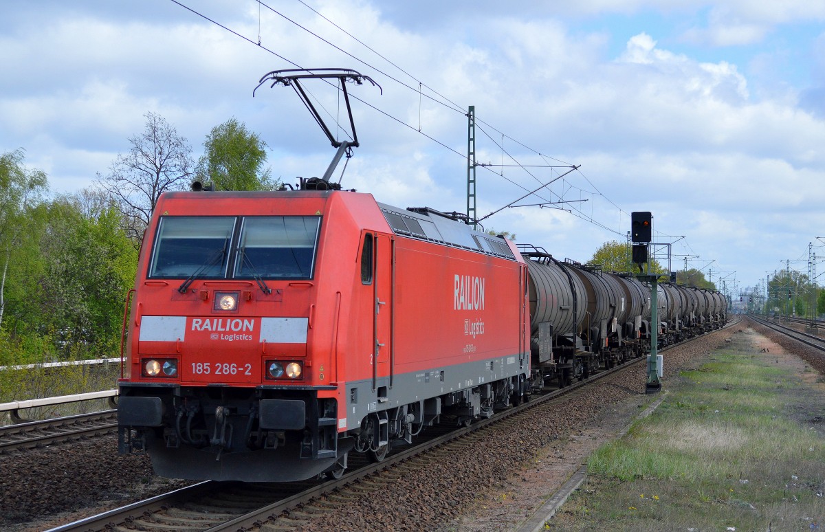 185 286-2 mit Kesselwagenzug Richtung Berlin-Spandau am 15.04.14 Durchfahrt im Bhf. Berlin-Jungfernheide.