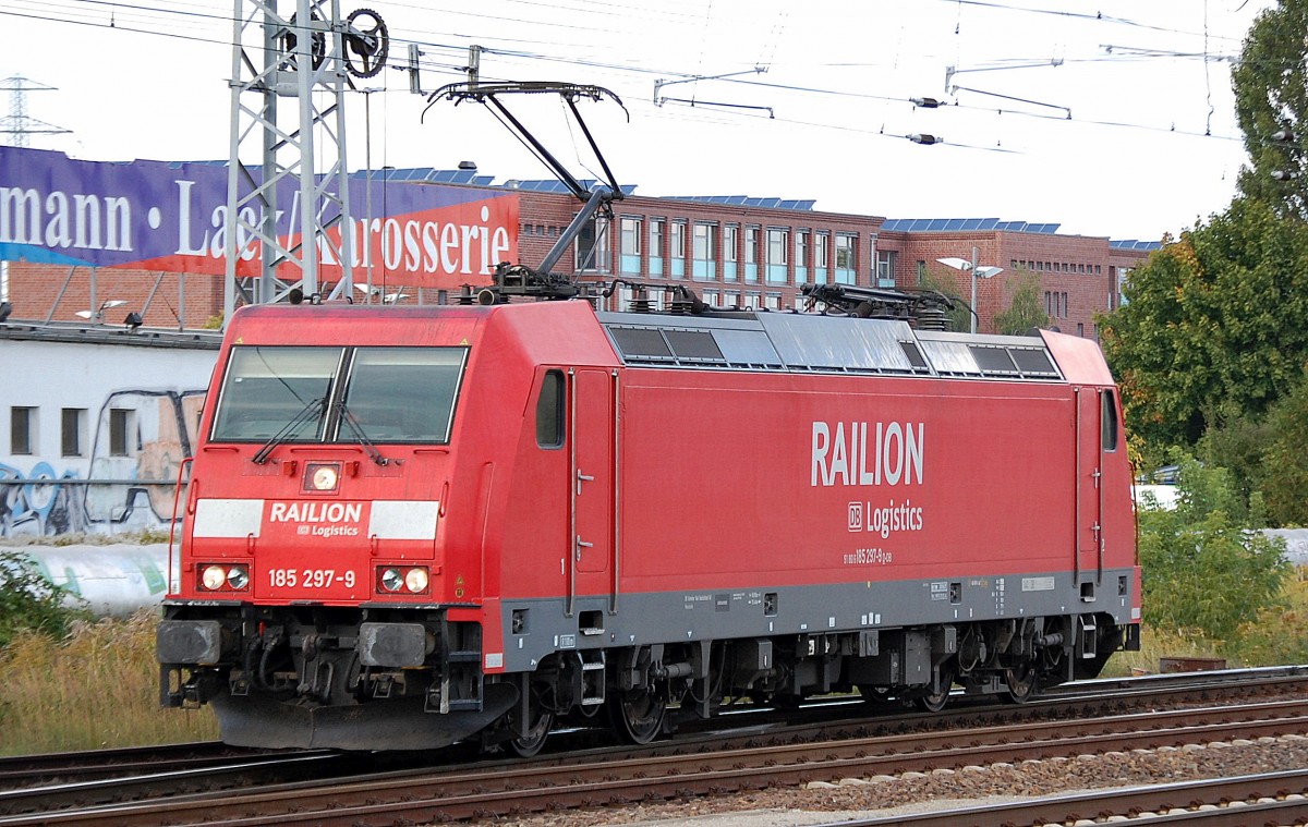 185 297-9 hat einen Sch��tgutzug Sand zum Industrie�bergabegebiet Nordost gebracht und kommt leer zur�ck, 01.10.13 Berlin-Springpfuhl.