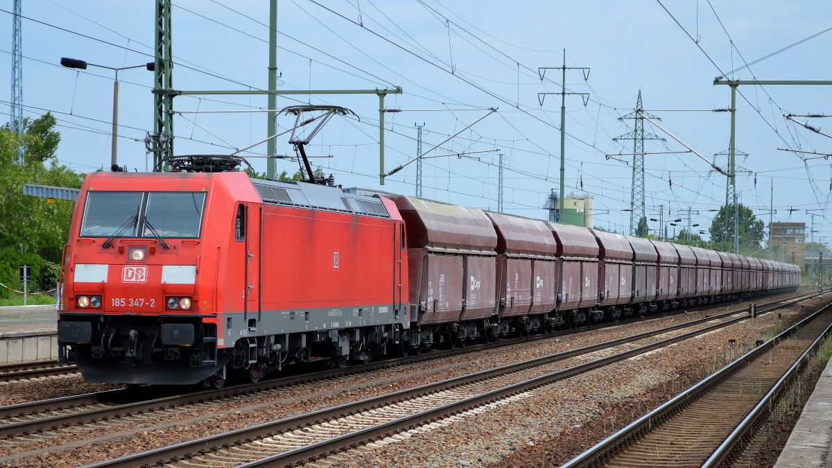 185 347-2 mit Ganzzug tschechischer Schüttgutwagen am 03.06.15 Durchfahrt Bhf. Flughafen Berlin-Schönefeld.