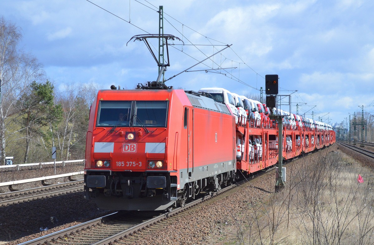 185 375-3 mit PKW-Transportzug mit fabrikneuen VW-Caddy beladen bei der Durchfahrt Bhf. Berlin-Jungfernheide am 02.04.15