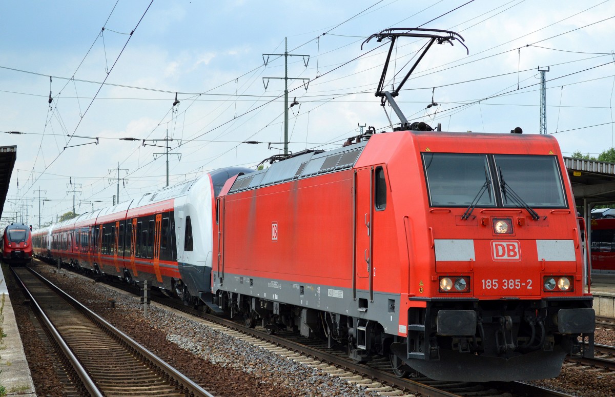 185 385-2 mit Übergabezug mit zwei STADLEER FLIRT Triebzügen für die norwegische NSB pausierte für einige Zeit im Bhf. Flughafen Berlin-Schönefeld (Personalwechsel), 09.07.14