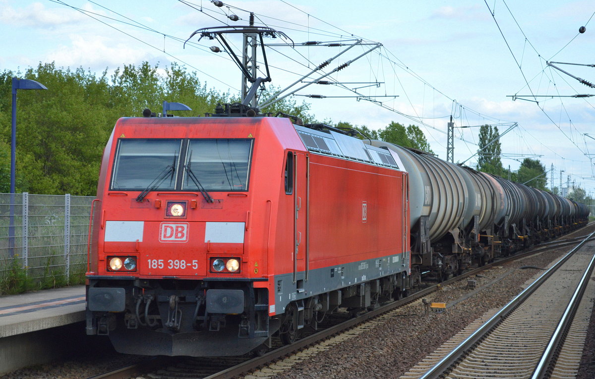 185 398-5 mit Kesselwagenzug am 05.07.17 Bf. Berlin-Hohenschönhausen.