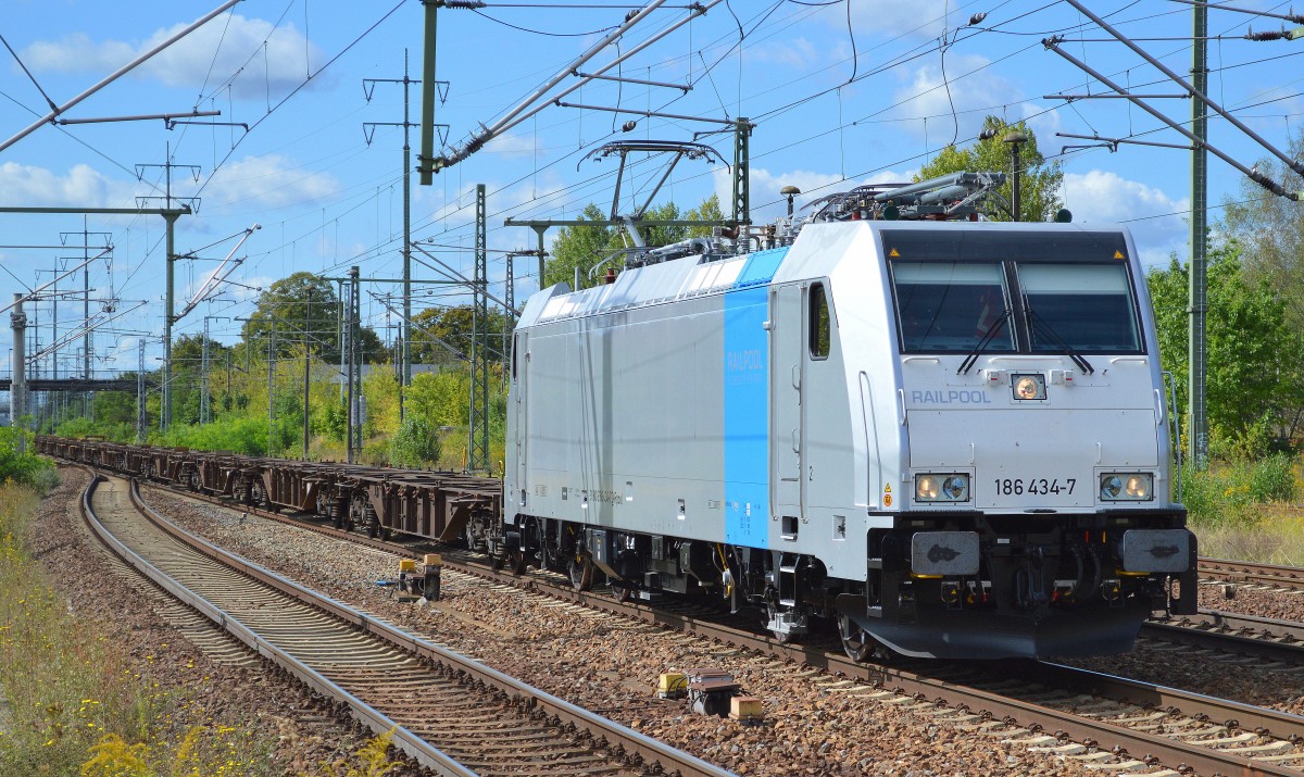 186 434-7 (91 80 6186 434-7 D-Rpool, Bombardier Bj.2015) Railpoolmietlok für HSL mit Leerzug Containertragwagen am 08.09.15 Durchfahrt Bhf. Flughafen Berlin-Schönefeld.