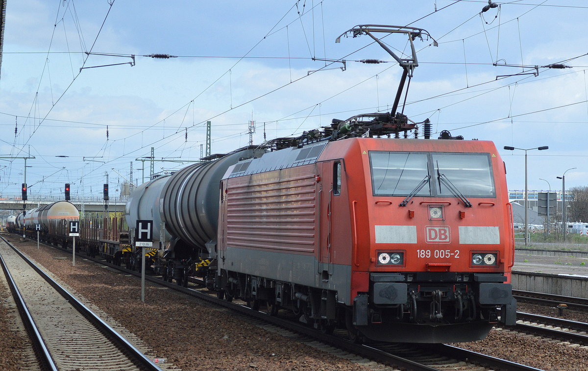 189 005-2 mit gemischtem Güterzug am 19.04.16 Bf. Flughafen Berlin-Schönefeld.