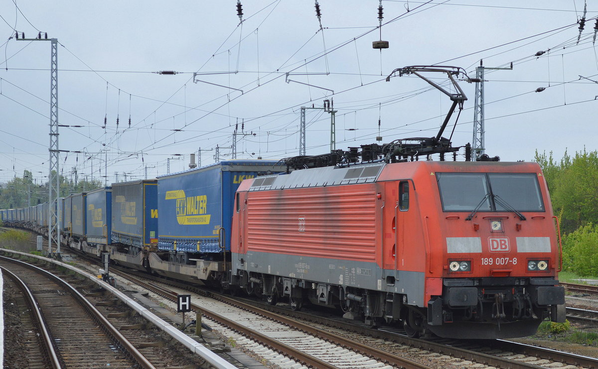 189 007-8 mir KLV-Zug (LKW WALTER Trailer) am 05.05.17 Berlin-Grünau.