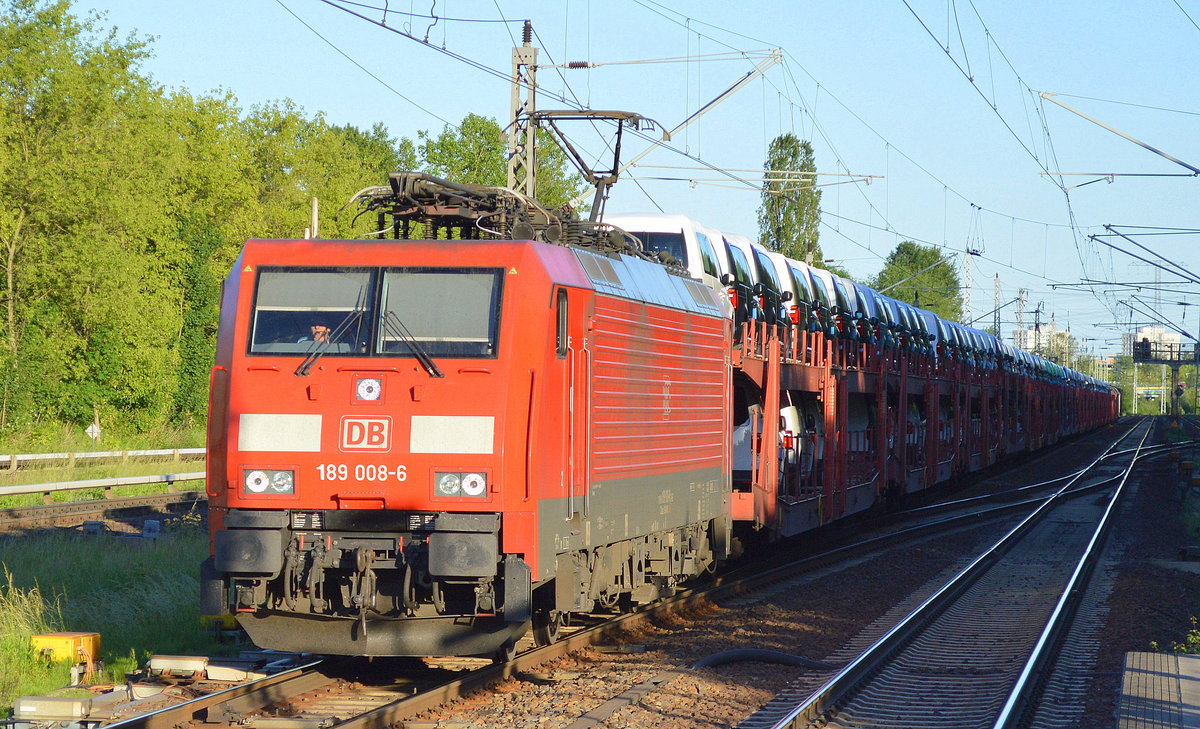 189 008-6 mit Fahrzzeugtransportzug mit VW-Nutzfahrzeugen aus polnischer Produktion am 02.06.17 Bf. Berlin-Hohenschönhausen.