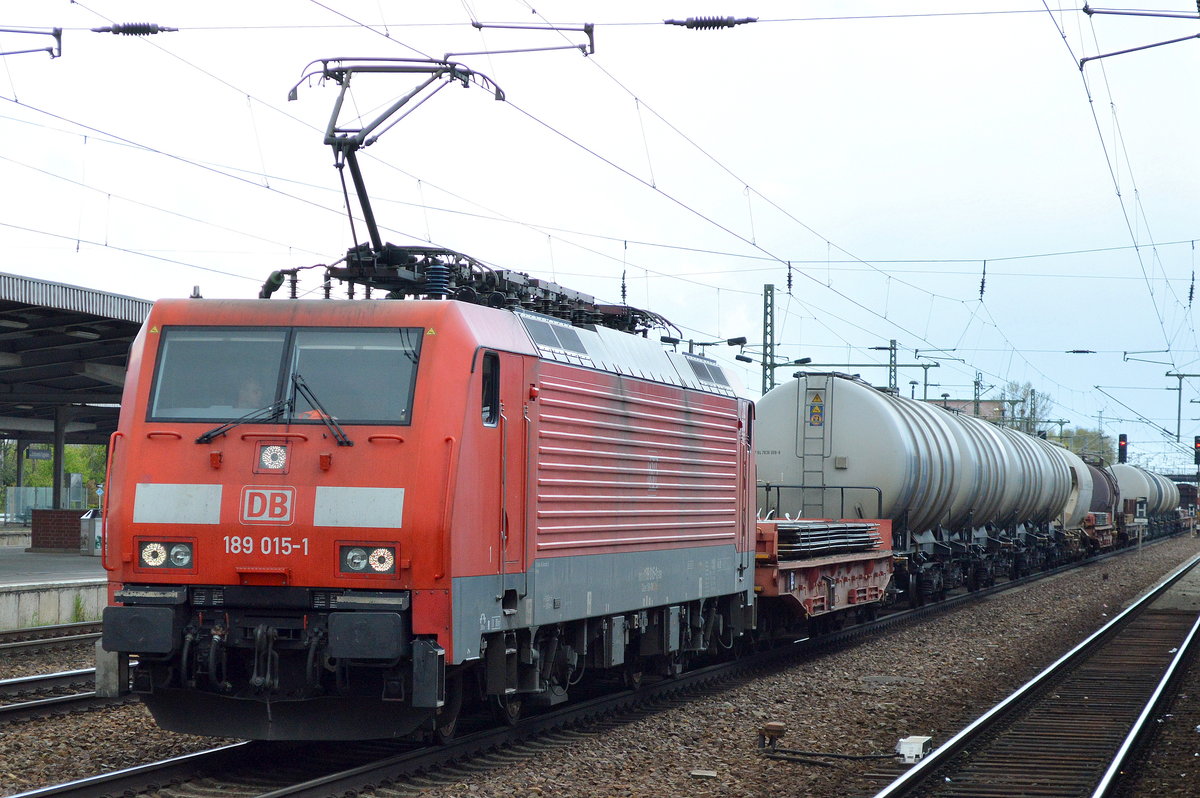 189 015-1 mit gemischtem Güterzug am 28.04.16 Bf. Flughafen Berlin-Schönefeld.