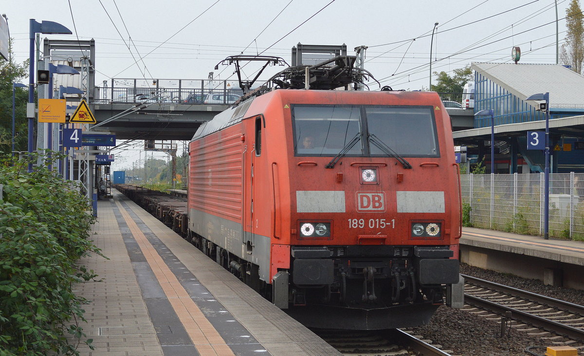189 015-1 mit langem Containerzug (weitgehend leer - genau ein kleiner 20’ Standard Container als Ladegut in der Mitte des Zuges)am 28.09.17 Bf. Berlin-Hohenschönhausen. 