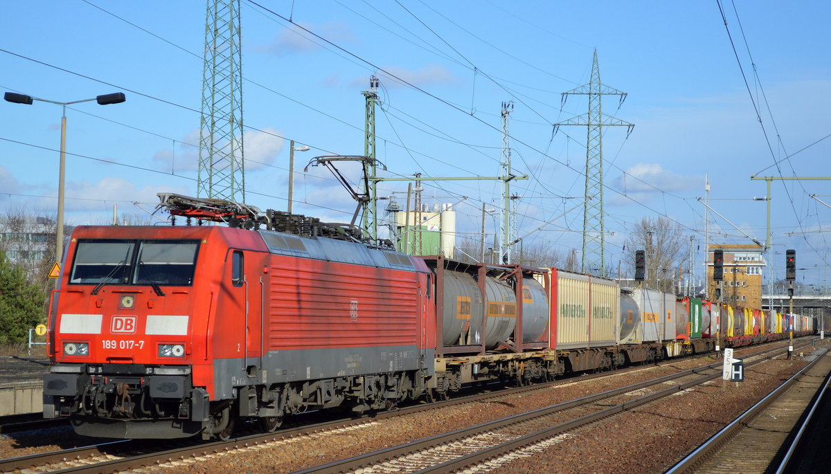 189 017-7 mit Containerzug am 01.02.18 Bf. Flughafen Berlin-Schönefeld.