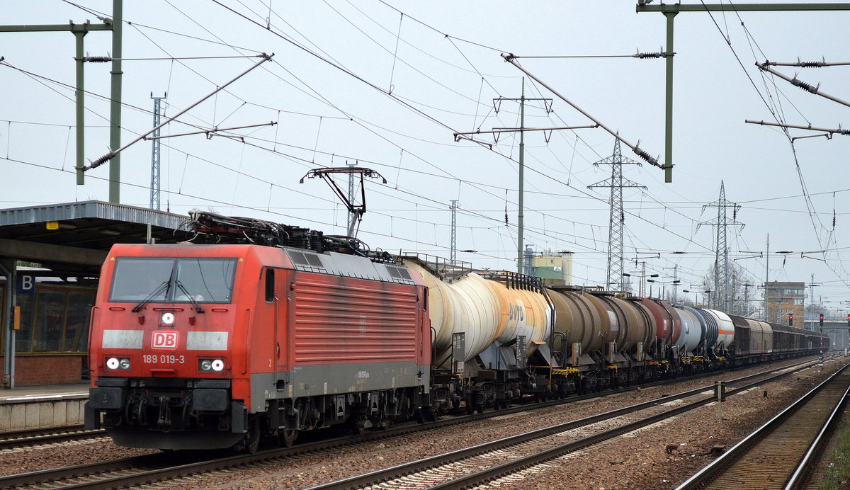 189 019-3 mit gemischtem Güterzug am 12.04.16 Durchfahrt Bhf. Flughafen Berlin-Schönefeld.
