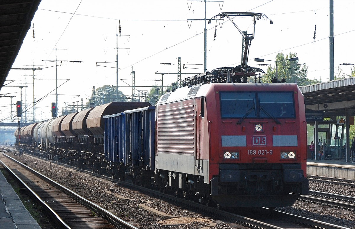 189 021-9 mit einem Gemischten G�terzug bei der Durchfahrt im Bhf. Flughafen Berlin-Sch�nefeld, 14.09.13