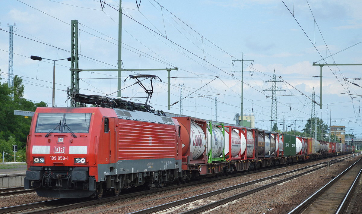 189 058-1 mit Containerzug fährt zum Personalwechsel im Bf. Flughafen Berlin-Schönefeld ein, 13.07.16