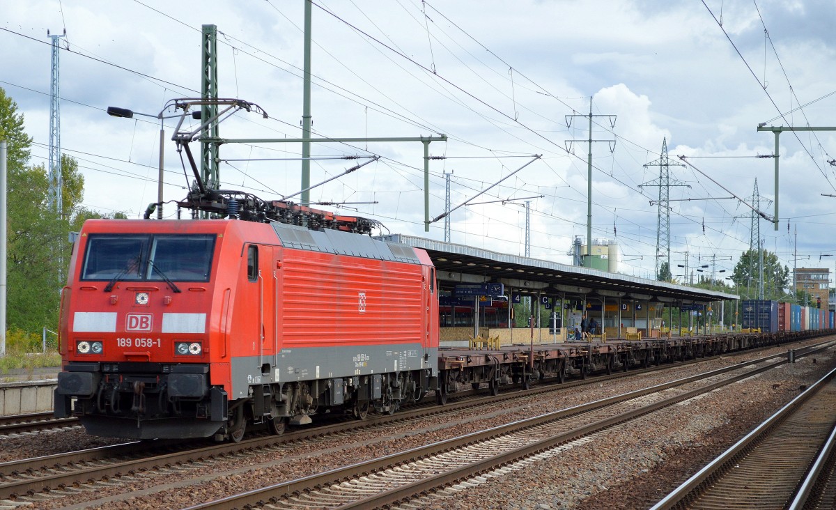 189 058-1 mit schwach ausgelastetem Containerzug am 09.09.15 Bhf. Flughafen Berlin-Schönefeld.